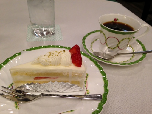 新宿東口おひとりスウィーツ イートイン出来る美味しいケーキ 老舗ル ブラン ひとり新宿ランチ